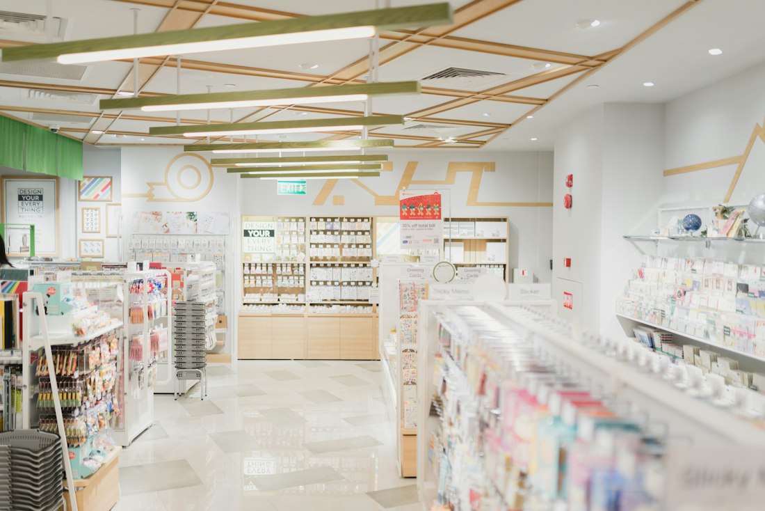 Interior de una farmacia moderna con anaqueles de medicamentos